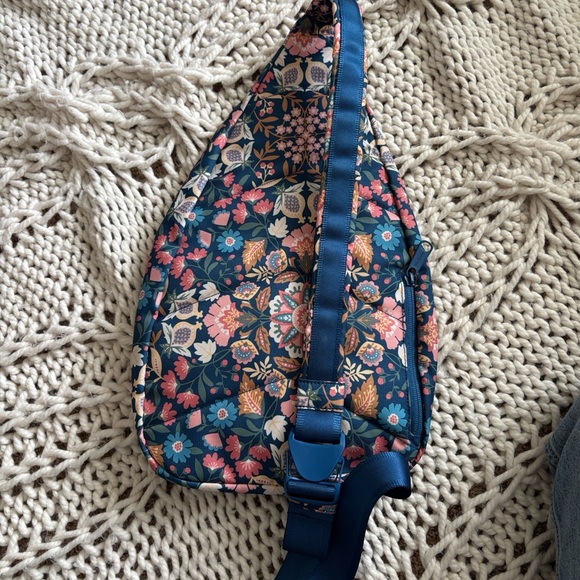 Vera Bradley Recycled Lighten Up Reactive Sling Backpack NWOT - Picture 8 of 10